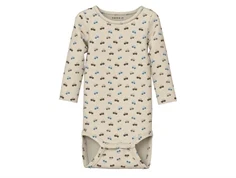 Råhvid langærmet body med print af biler fra Name It 13240587 summer sand